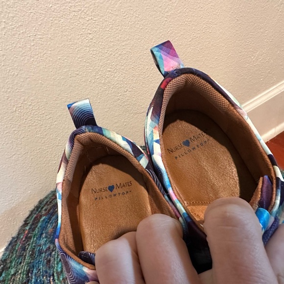 Woman’s nursing shoes, size 9 1/2 - Picture 2 of 4